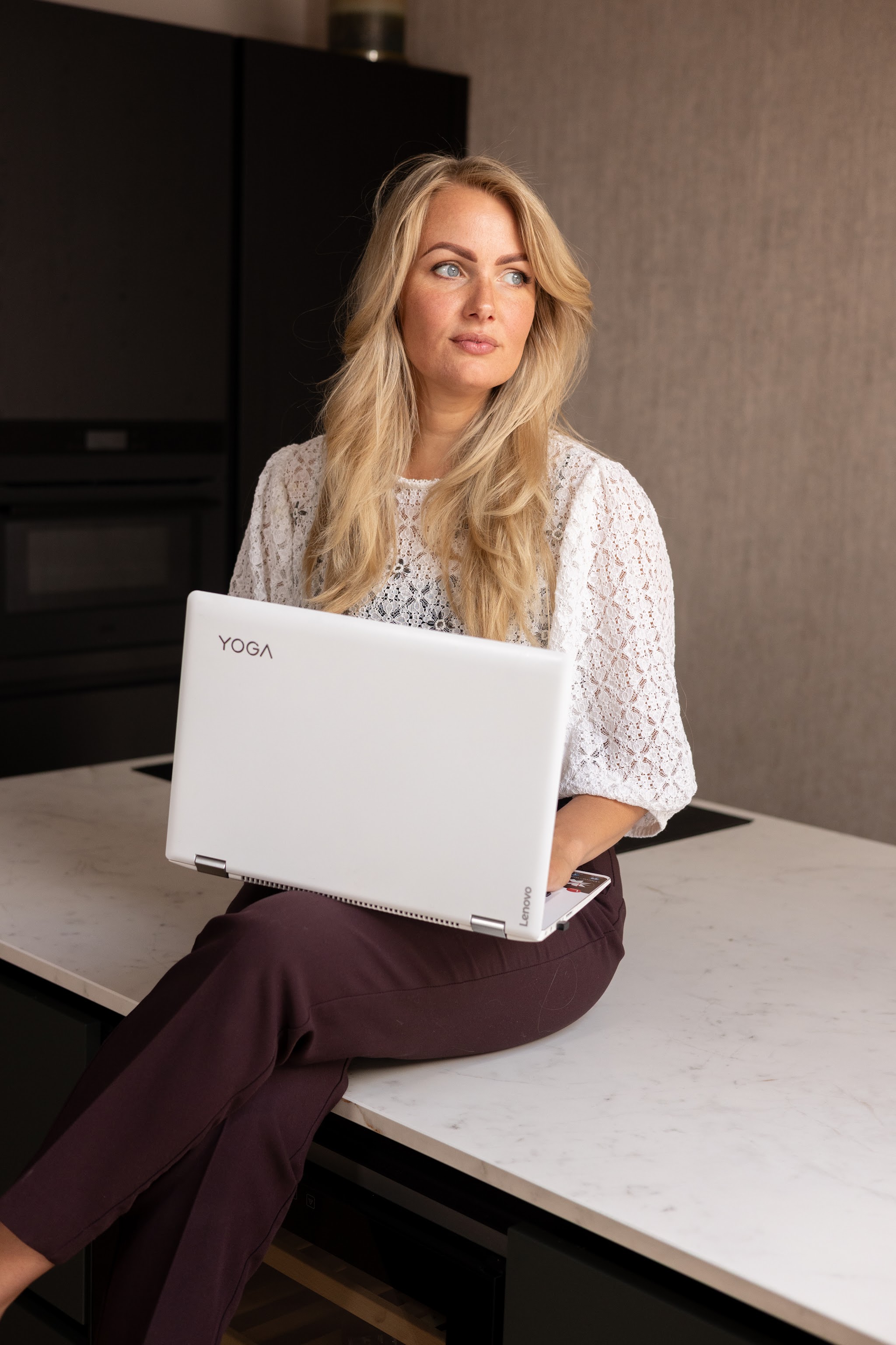 Nadieh met haar laptop op het werkblad in de studio